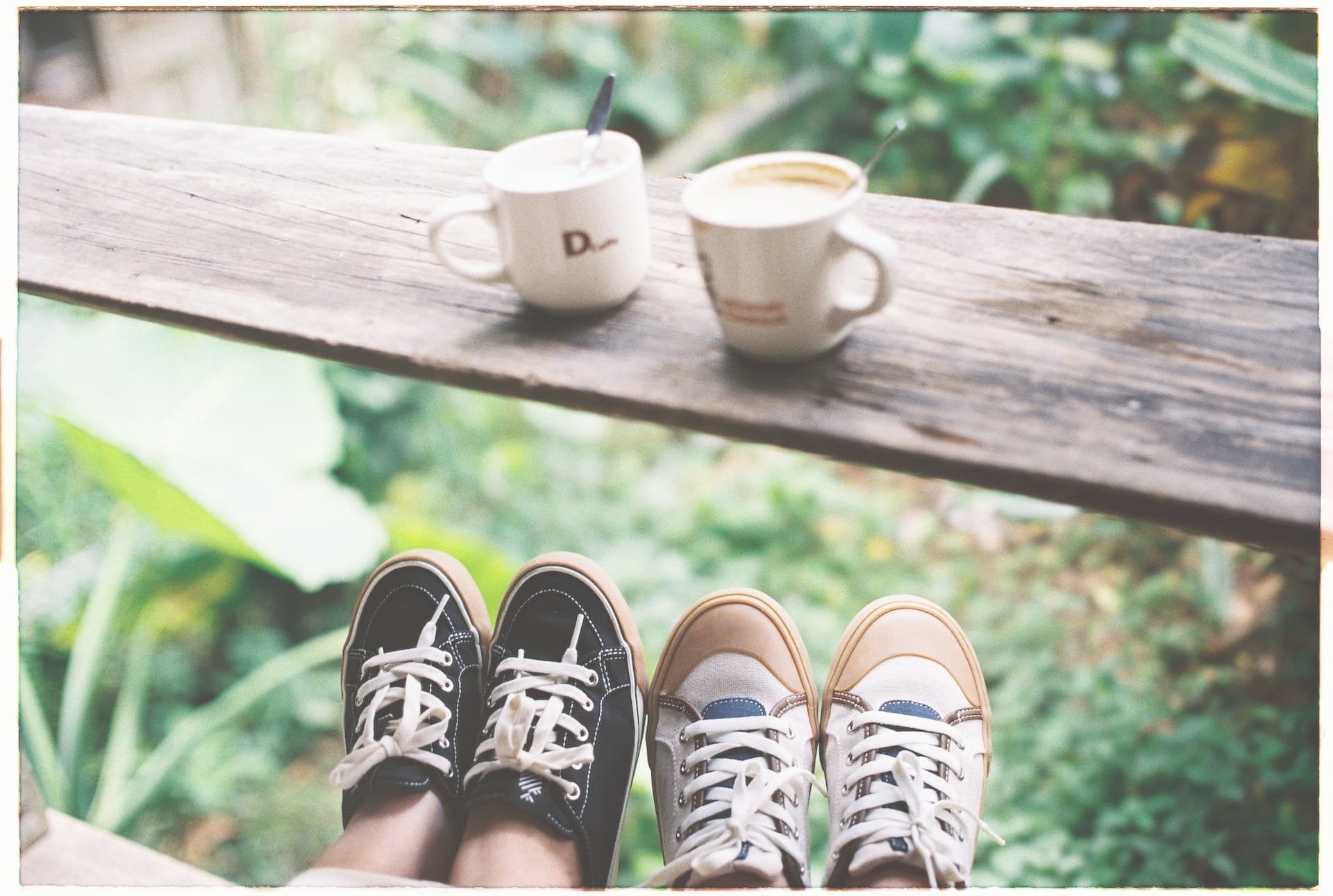 Ein Paar trinkt Kaffee auf der Terrasse