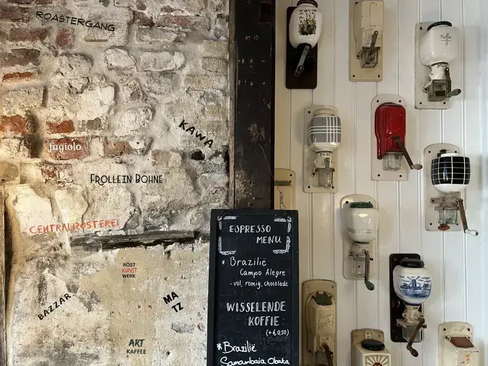 Kaffeemühle an der Wand und der Name des Rösters an der Wand
