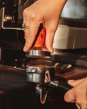 Barista stampert Espresso 