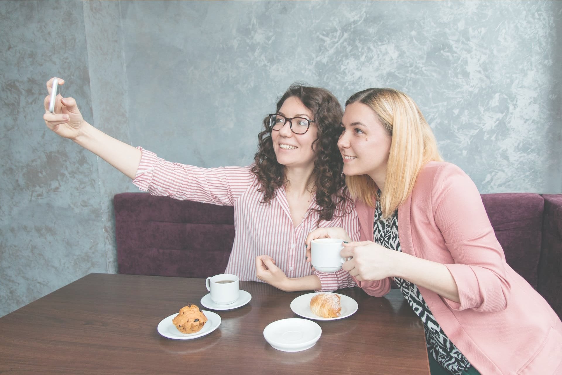  Freunde machen eine Kaffeepause und nehmen ein Selfie