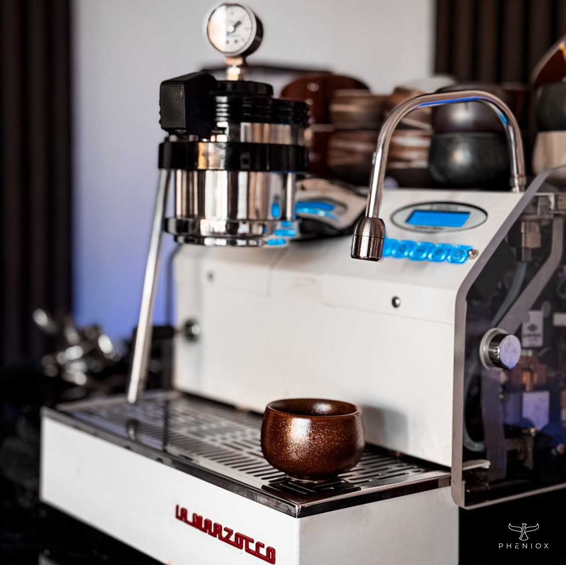 braune Espressotasse auf Siebträgermaschine mit Zubehör außenrum