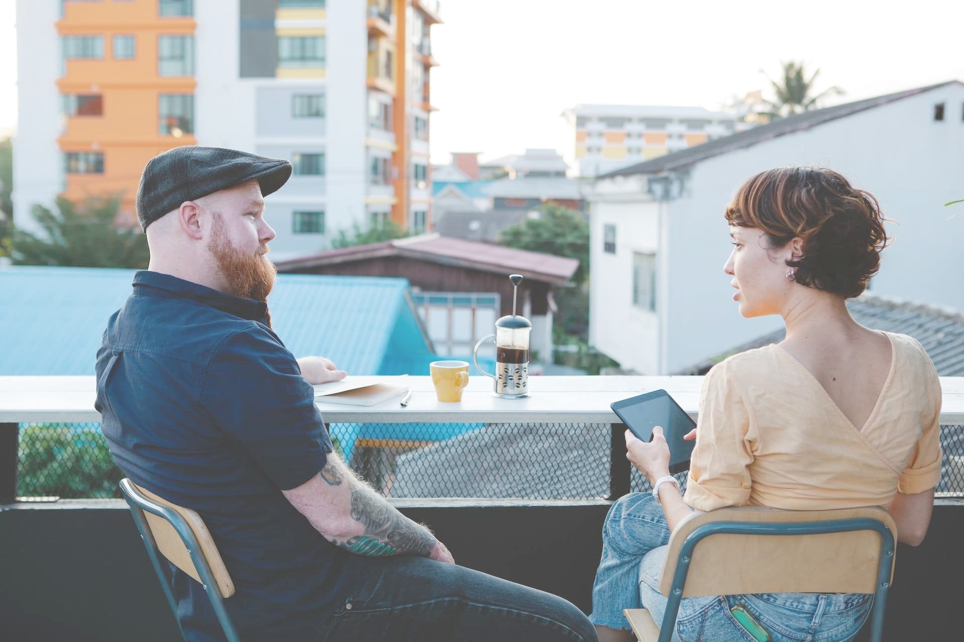 Freunde trinken Filterkaffee auf dem Balkon