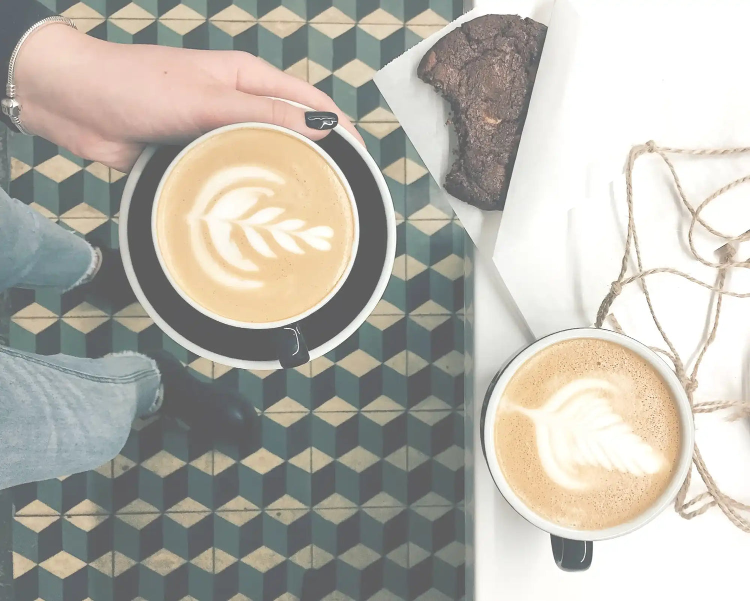 Bedienung serviert Zwei Cappuccino