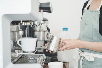 Barista schäumt Milch